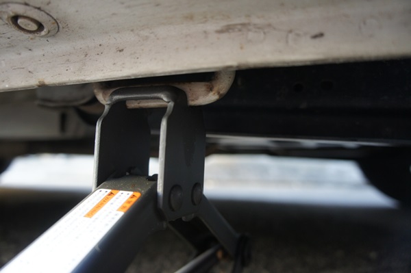 ワゴンrのタイヤ交換のジャッキアップポイントは 使い方は ワゴンｒの純正パーツの取付 取り外し方