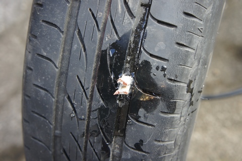 車のタイヤのパンク修理を自分でやる方法 やり方や必要なものは ワゴンｒの純正パーツの取付 取り外し方